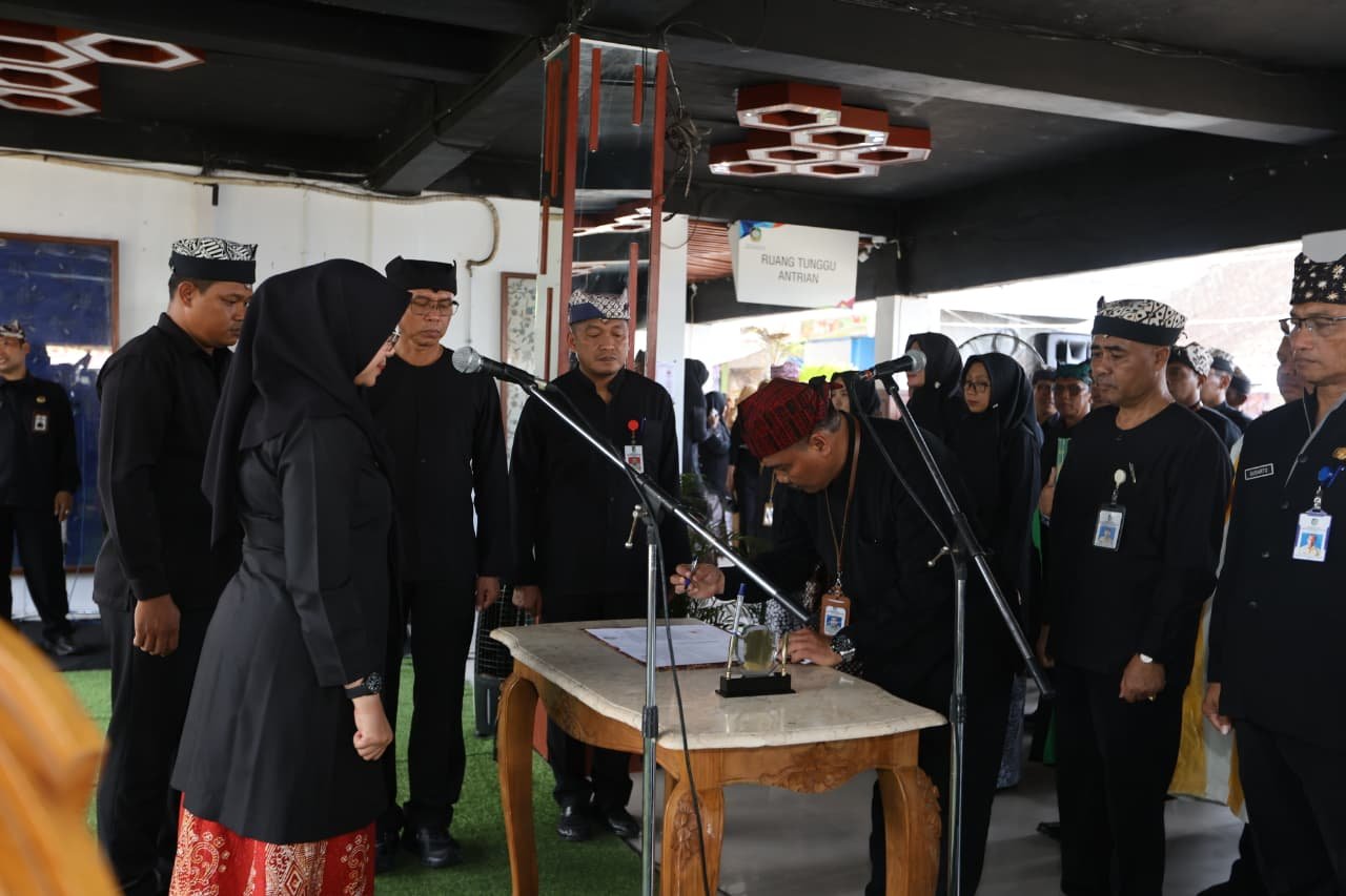 Lantik Pejabat di Pasar Rogojampi, Bupati Ipuk Minta ASN Rajin Turun Lapangan