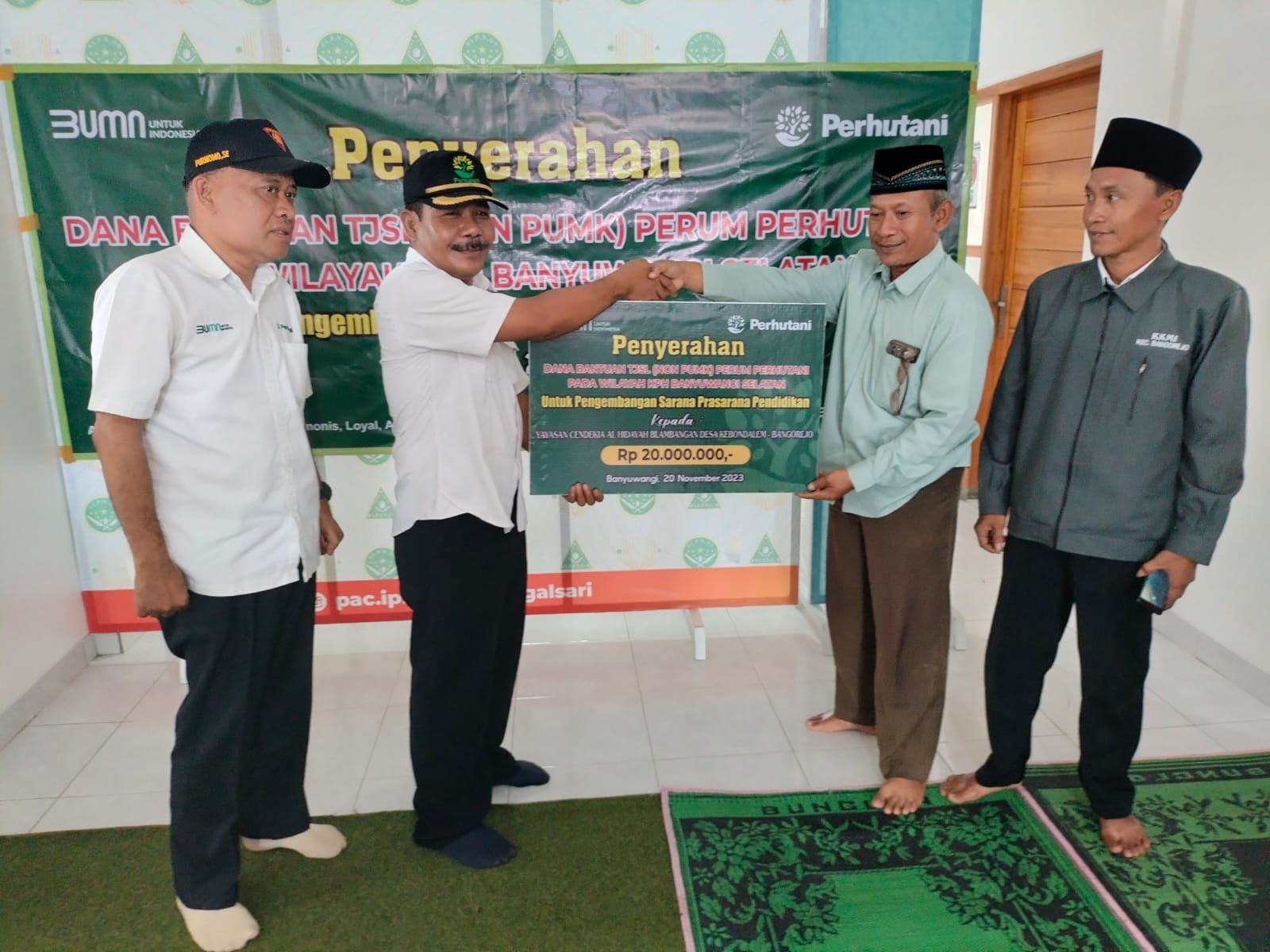 Perhutani Banyuwangi Selatan Serahkan Dana Bantuan TJSL Senilai Rp 80 Juta