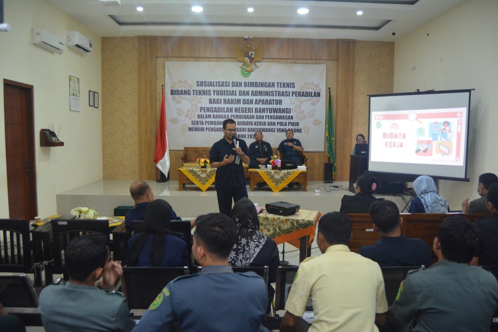 Membangun Zona Integritas, PN Banyuwangi Gelar Sosbimtek untuk Seluruh Hakim dan Pegawai