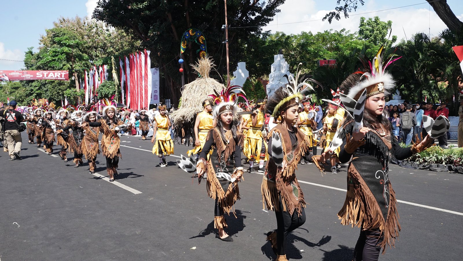 Ribuan Anak Muda Banyuwangi Berbusana Etnik Nusantara Ramaikan Karnaval Kemerdekaan