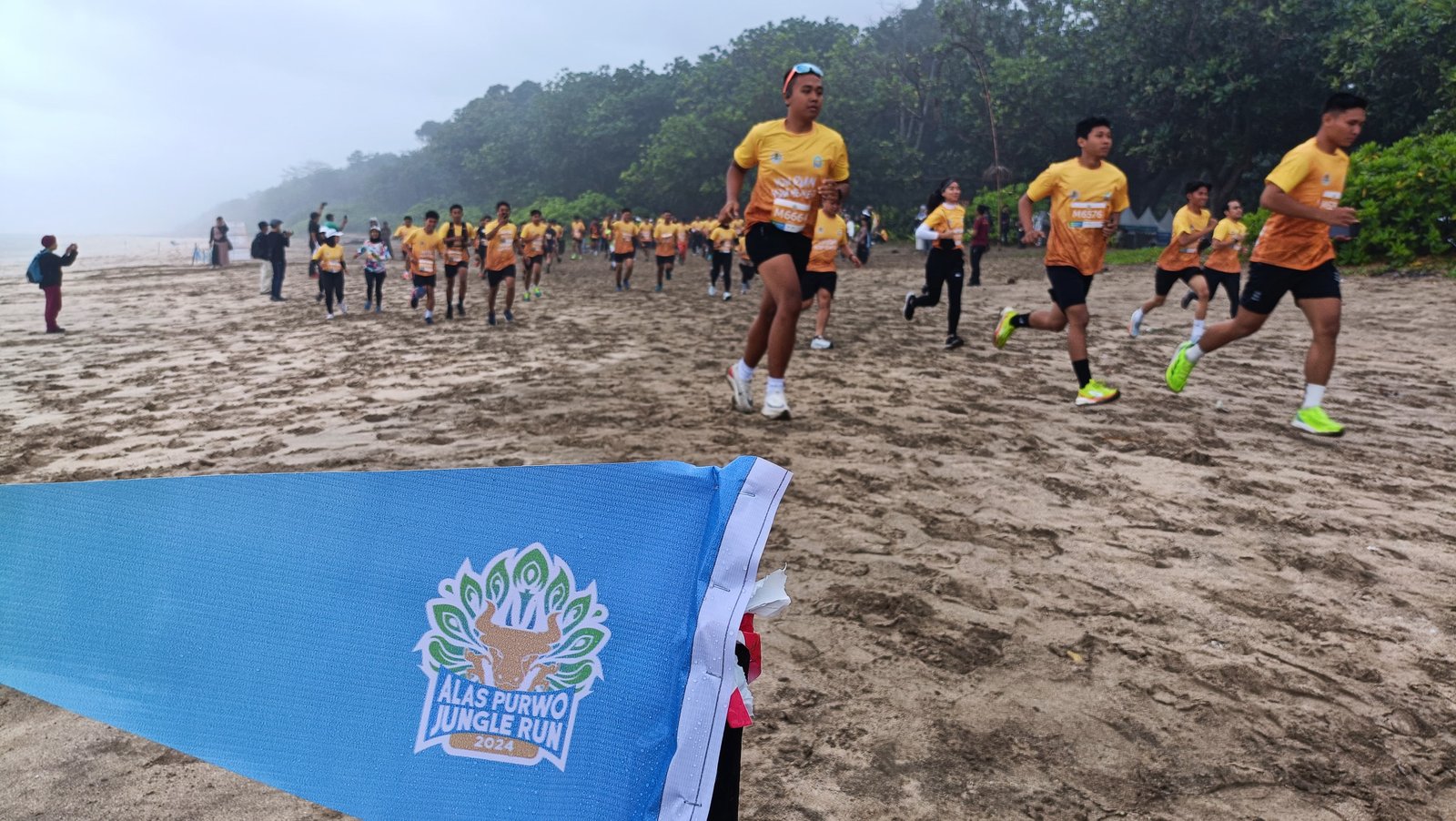 Serunya Berlari Susuri Hutan dan Pantai di Alas Purwo Jungle Run
