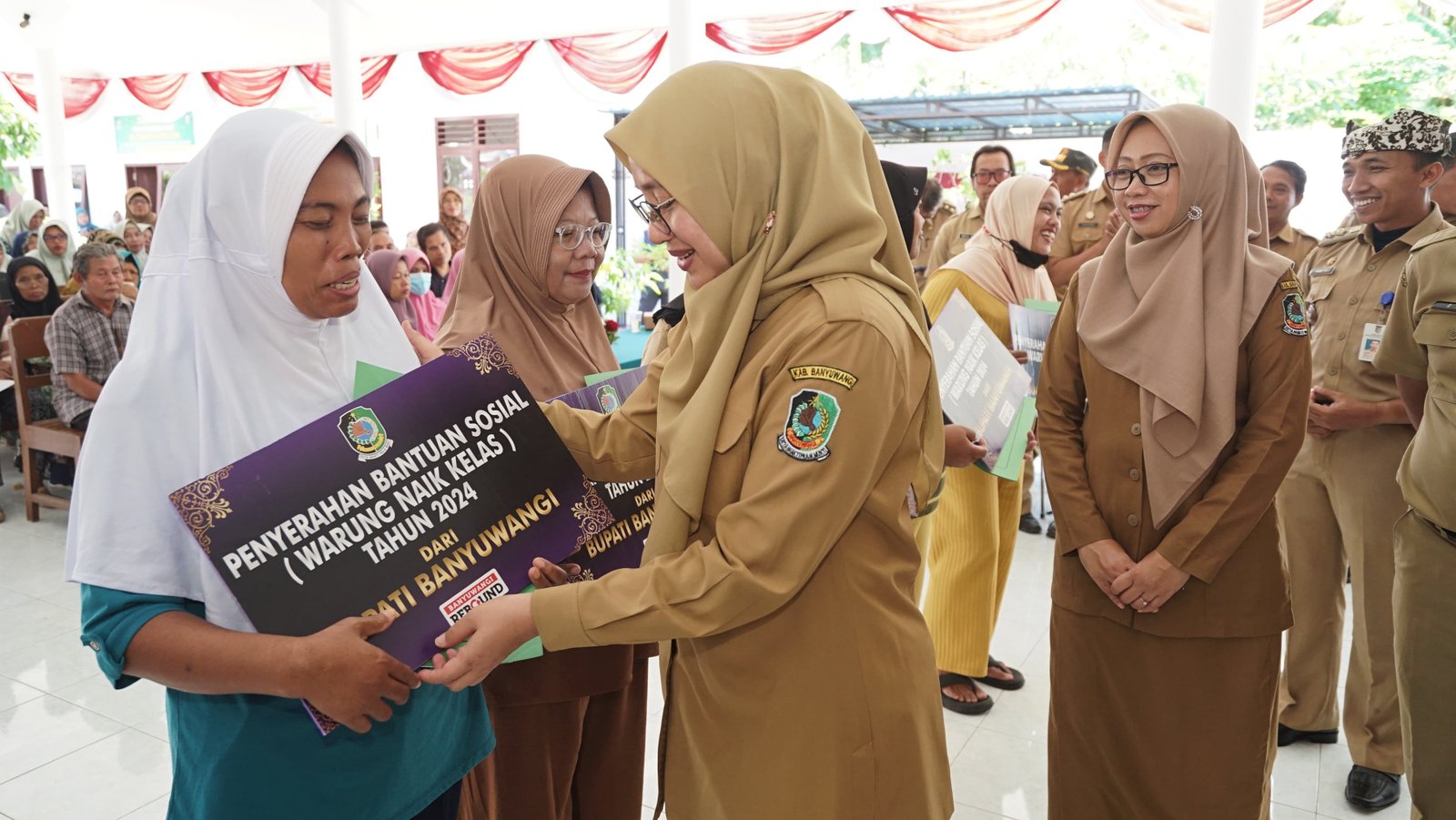 Telah Diterima Ribuan Pedagang Kecil,  Bupati Ipuk Kembali Salurkan Bantuan Alat Usaha "Wenak&q