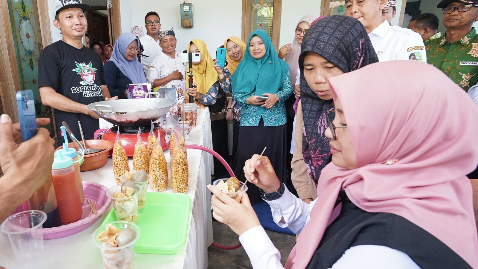 Tingkatkan Pendapatan Pelaku Usaha Mikro, Bupati Ipuk Terus Salurkan Bantuan Usaha 