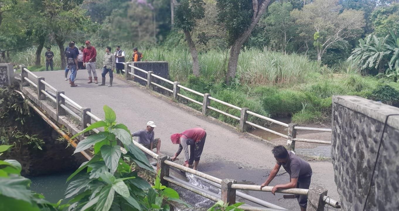 Rusak dan Ambles, Dinas PU CKPP Banyuwangi Segera Bangun Jembatan Darurat di Pesanggaran