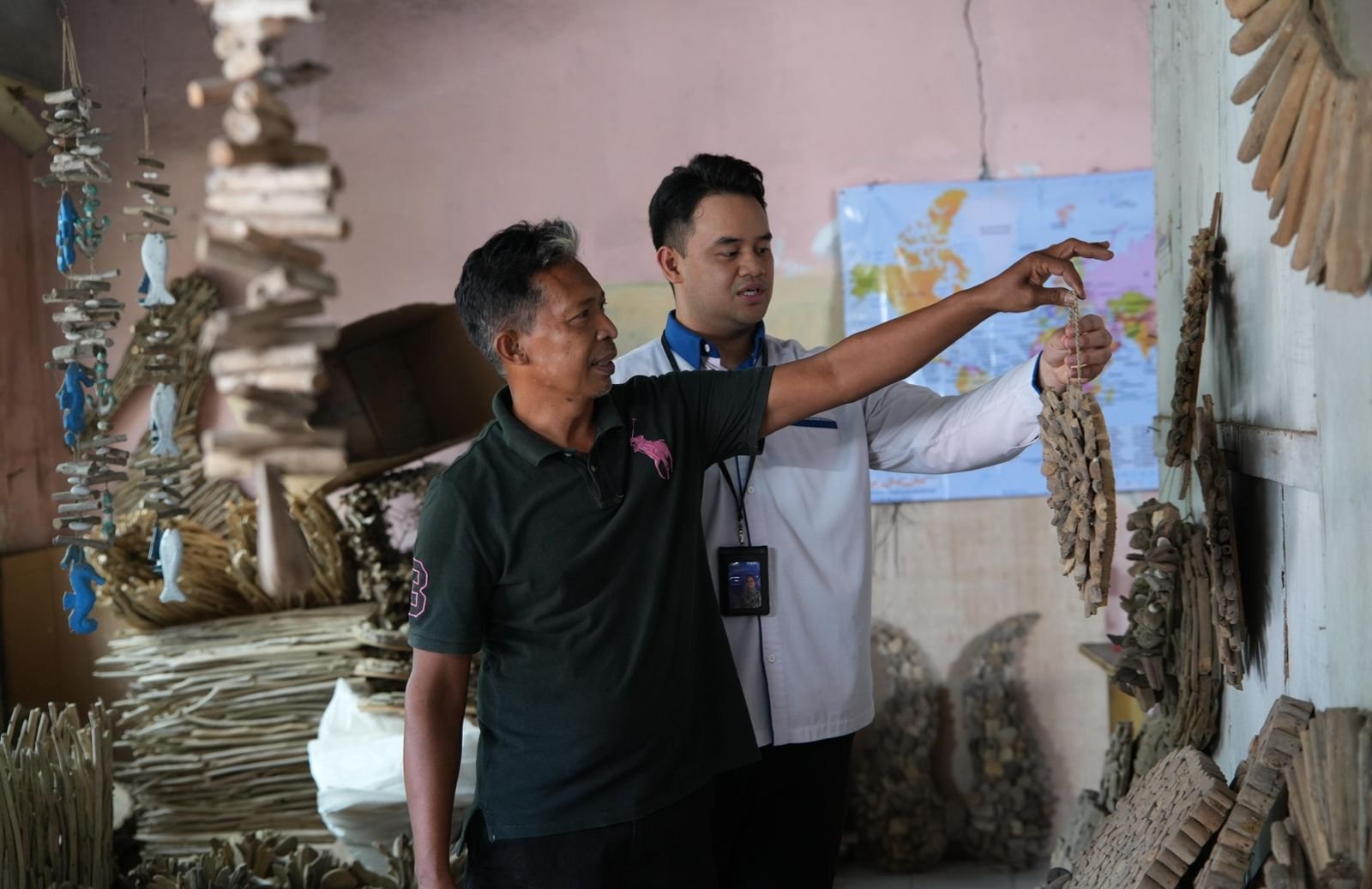 Nasabah PNM ULaMM Denpasar Sulap Limbah Kayu Pantai Jadi Kerajinan Ekspor