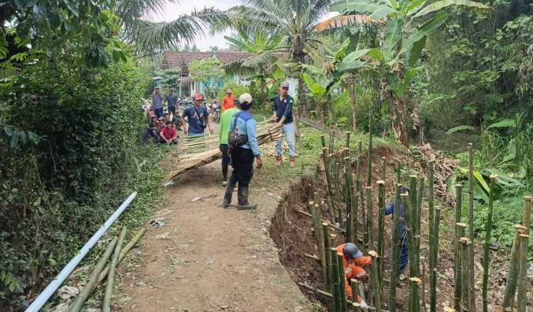 Tanggap, PT BSI Bantu Perbaiki Jalan Ambrol Tergerus Banjir 