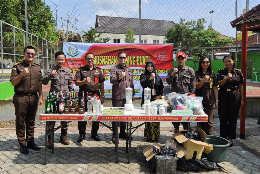 Kejari Banyuwangi Musnahkan Puluhan Barang Bukti Perkara Pidana