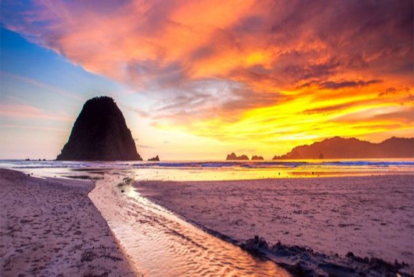 Pantai Pulau Merah: Surga Tersembunyi untuk Rayakan Tahun Baru di Banyuwangi