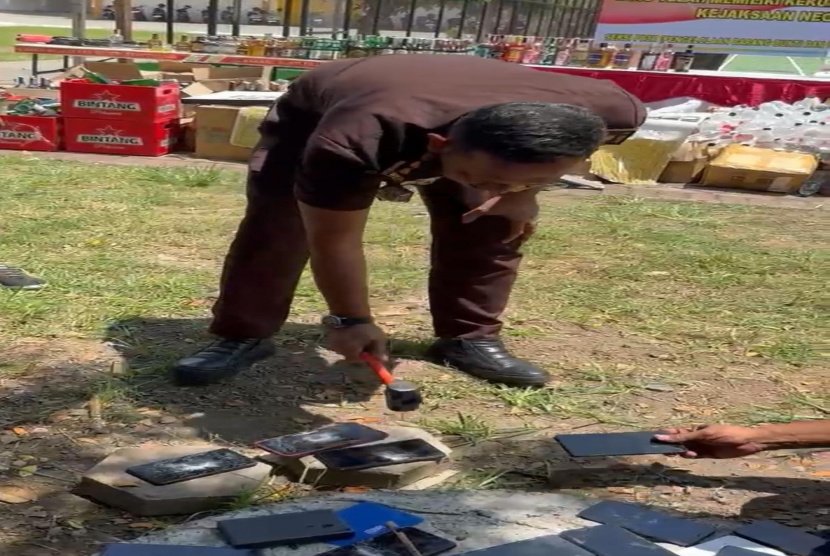 Ribuan Barang Bukti Dimusnahkan Kejari Banyuwangi, Dari Miras Hingga Senjata Api