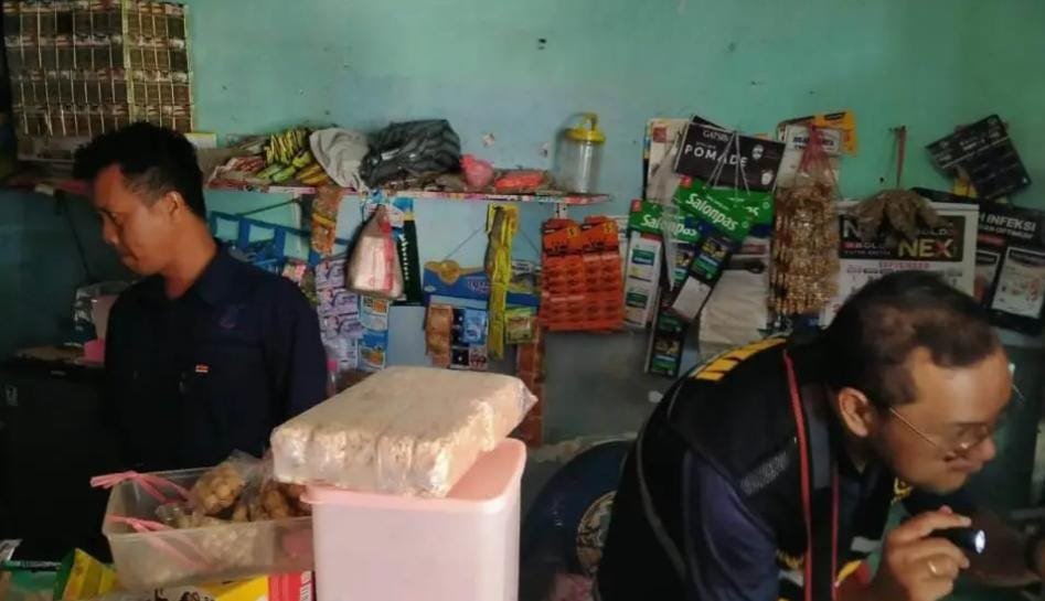 Petugas Saat Menyasar Peredaran Rokok Ilegal