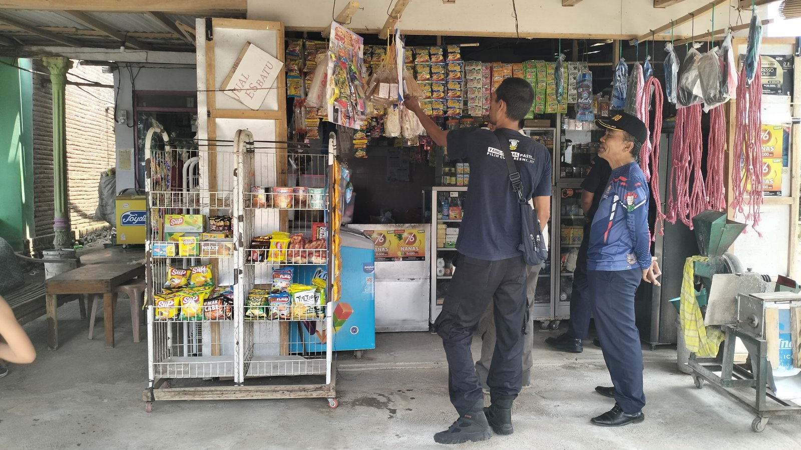 Operasi Gabungan di Kecamatan Pujer Tekan Peredaran Rokok Ilegal