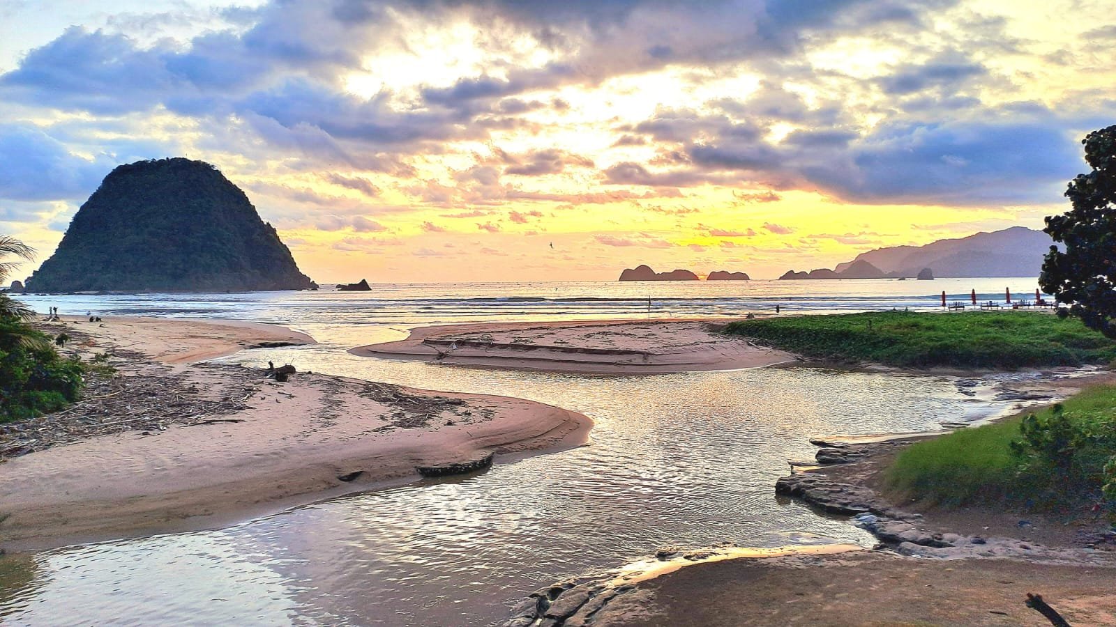 Liburan Murah dan Seru di Tahun Baru: Pantai Gumuk Kancil hingga Cemara Pancer Menanti Anda