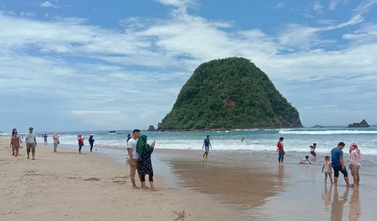 Pulau Merah Tarik Ribuan Wisatawan, PT BSI Berikan Dukungan Penuh