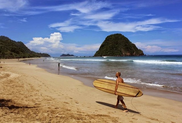Libur Imlek 2025, Pulau Merah Diserbu Pengunjung