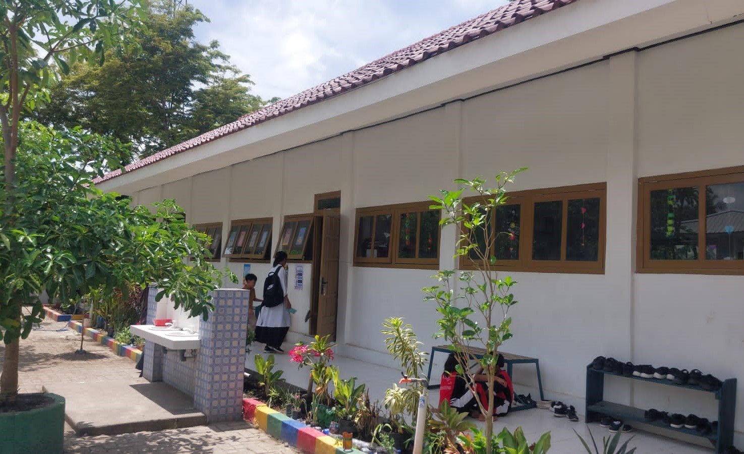 CSR PT. BSI Angkat Mutu Pendidikan di Pesanggaran Lewat Perbaikan Gedung Sekolah
