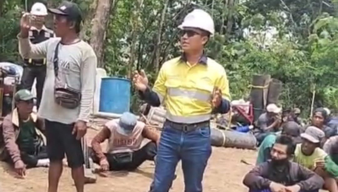 PT BSI Dihentikan Sejumlah Orang di Area Petak 78 Pesanggaran