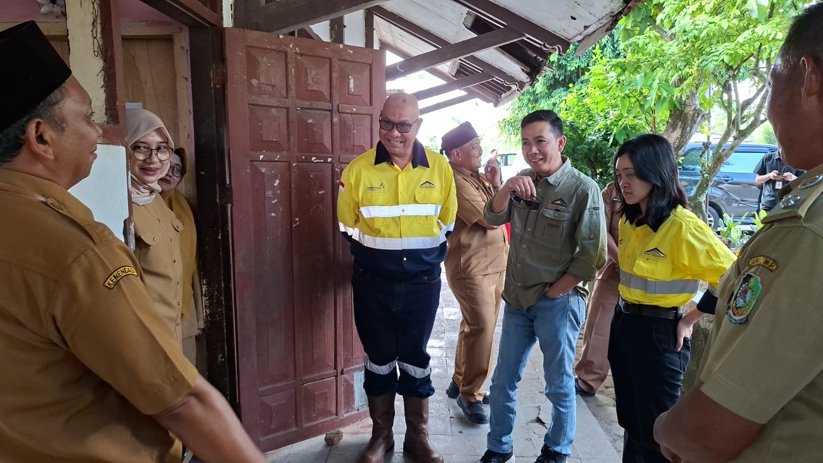 Bupati Ipuk Tinjau Renovasi Dua Sekolah di Pesanggaran, Didukung Program PPM PT BSI